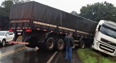 Caminhão sai da pista e fica em formato de ‘L’ na PR-182