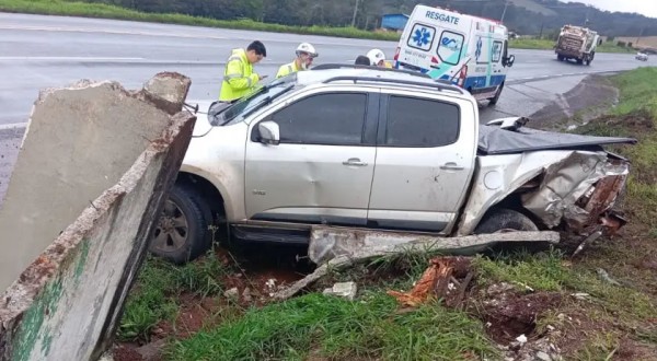 Veículo aquaplana e atinge ponto de ônibus na PR-158