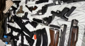 PF apreende 44 armas, R$ 535 mil e cheques de R$ 1 milhão em operação na Bahia