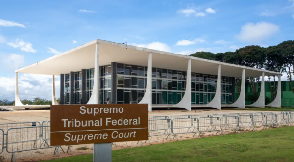 Homem é preso ao tentar invadir sede do STF em Brasília