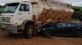 Acidente entre caminhão raçãozeiro e Honda Civic é registrado na PR-281