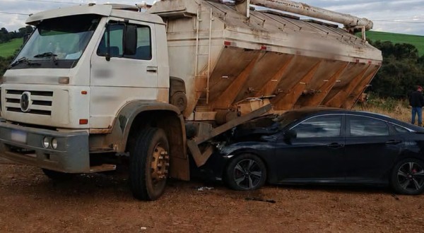 Acidente entre caminhão raçãozeiro e Honda Civic é registrado na PR-281