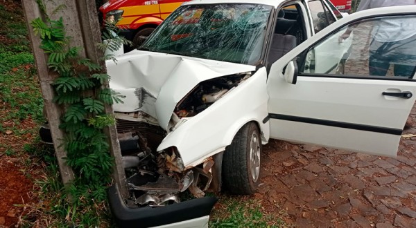 Condutora perde o controle e atinge poste e fica ferida