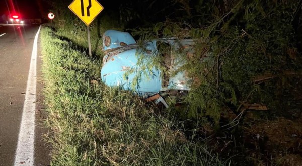 Fusca capota na PR-566 e condutor fica ferido