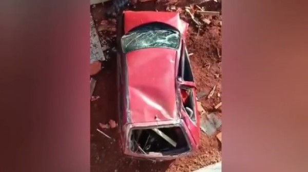 Acidente de veículo atinge casa em condomínio de idosos no Bairro Pinheirinho
