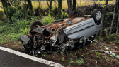 Carro capota na PR 886 e motorista sai ileso