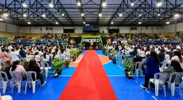 Mais de 400 alunos participam da formatura do Proerd