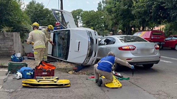Colisão entre dois veículos no centro de Francisco Beltrão deixa motorista ferido