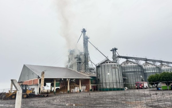 Corpo de Bombeiros combate incêndio em silo de cooperativa