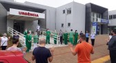 Profissionais de saúde fazem oração em frente a Unidade Hospitalar