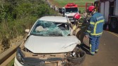 Colisão lateral deixa motorista preso às ferragens