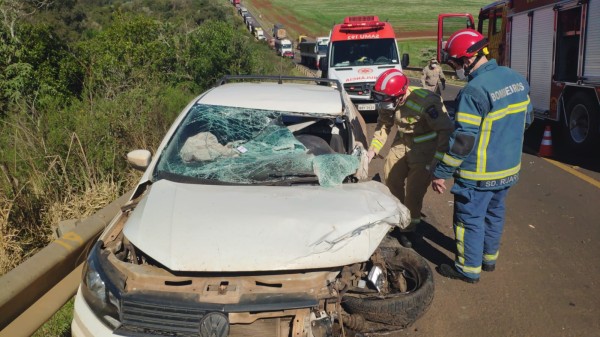 Colisão lateral deixa motorista preso às ferragens