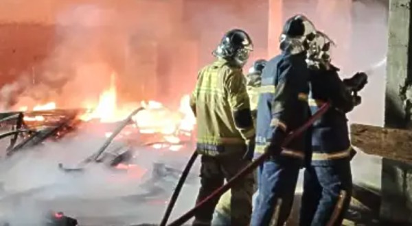 Incêndio mobiliza bombeiros e Polícia Militar no Bairro Padre Ulrico