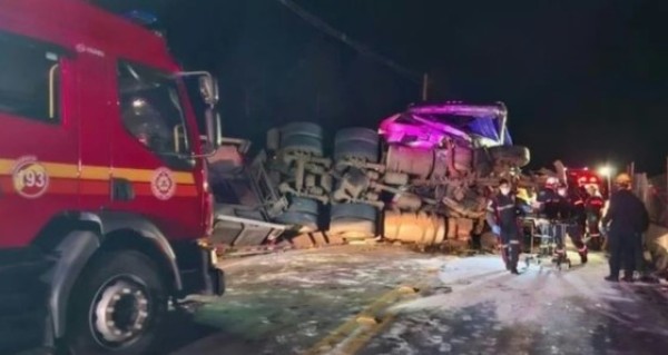 Colisão entre ônibus e carreta deixa dois mortos