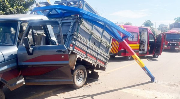 Veículo colide em pórtico metálico e passageira fica ferida
