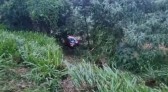 Ultrapassagem causa acidente e carro cai em ribanceira, na PR 483