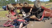 Carro capota após colisão com caminhonete em Trevo
