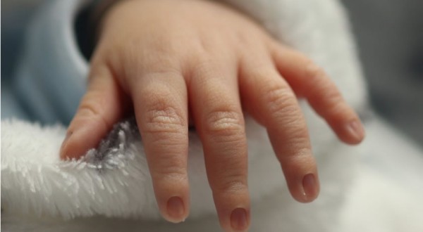 Bebê de 1 ano é hospitalizada após ingerir droga; mãe é apreendida