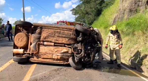 Capotamento deixa condutor ferido, na PR 566