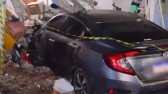 Mulher vítima de assalto, persegue e mata suspeito prensado por carro