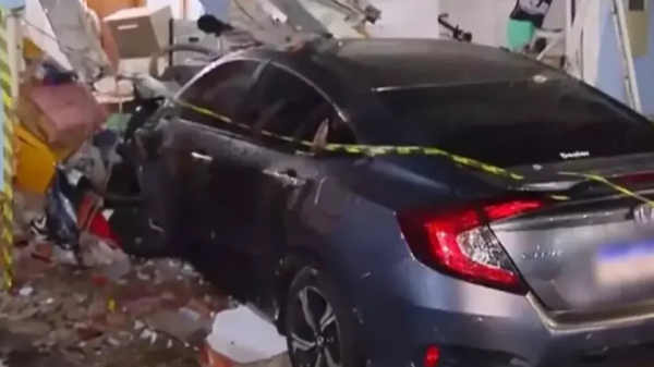 Mulher vítima de assalto, persegue e mata suspeito prensado por carro
