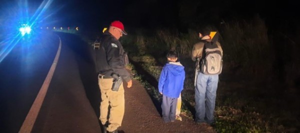 Crianças com fome e frio são resgatadas por policiais em rodovia durante a madrugada