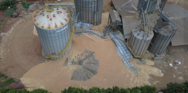 Silo de cerealista se rompe e espalha grande quantidade de grãos