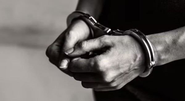 PM prende mulher com mandado por não pagamento de pensão alimentícia