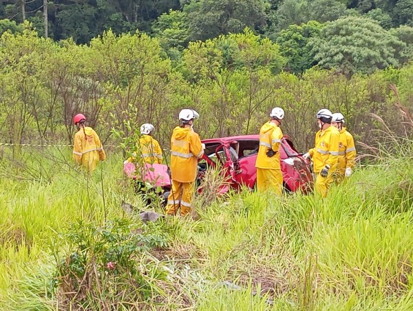 Saída de pista seguida de capotamento é registrado em Vitorino/PR