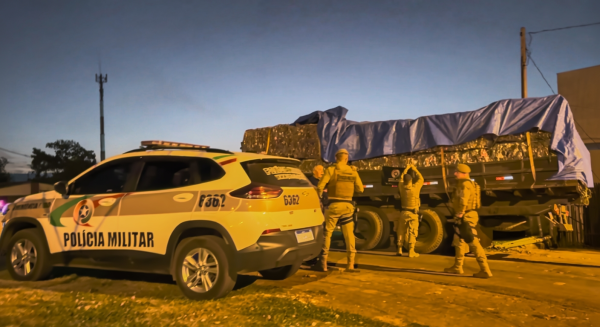 Perseguição termina em apreensão de caminhão com carga irregular na fronteira