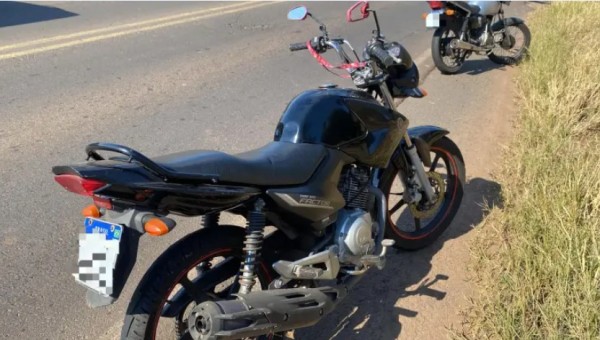 Condutora de moto fica ferida após colidir em traseira de caminhonete