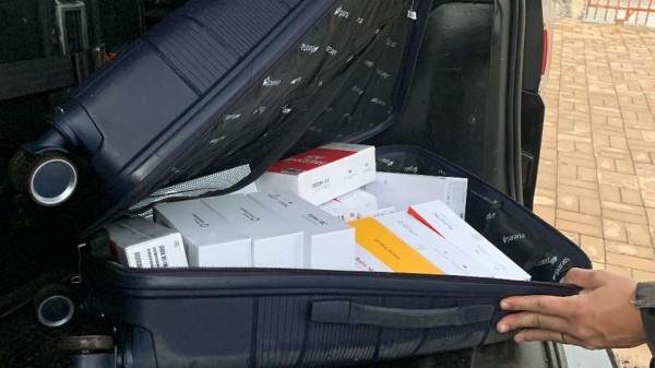 Denúncia leva Choque Canil a apreender celulares e vinhos em fundo falso de carros