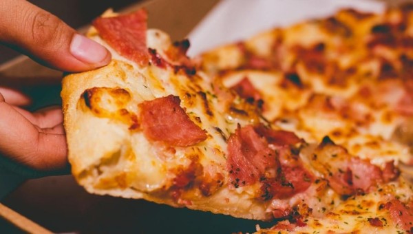 Mulher morre e mais de 100 pessoas vão a hospital após comer em pizzaria