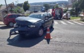 Colisão entre dois carros deixa mulher ferida no bairro Vila Nova
