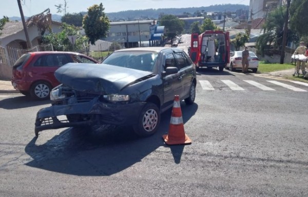 Colisão entre dois carros deixa mulher ferida no bairro Vila Nova