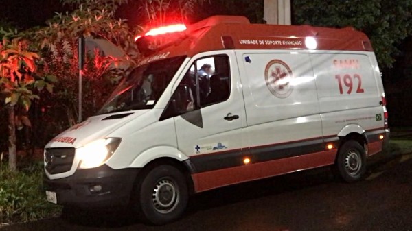 Homem é esfaqueado pelas costas em frente a boate no centro de Pato Branco