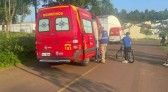 Jovem sofre fratura após colidir bicicleta motorizada contra árvore