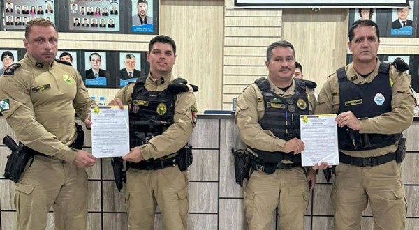 Câmara de Vereadores de Cruzeiro do Iguaçu homenageia Policiais Militares por salvar bebê de 38 dias