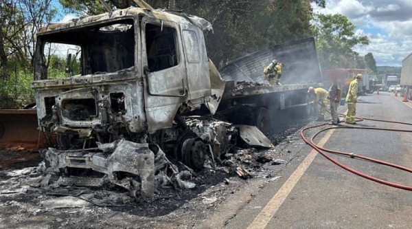 Caminhão é destruído por incêndio na BR-158