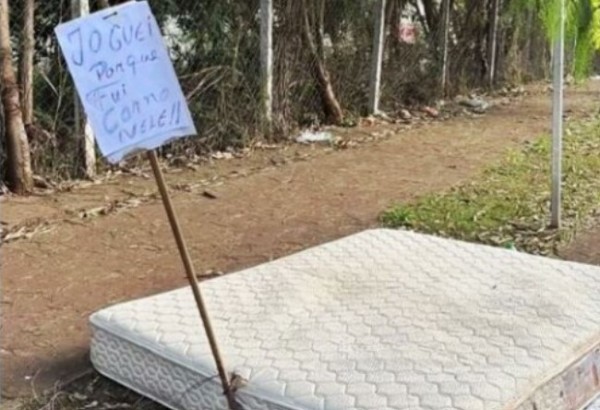 “Joguei porque fui corno nele”: colchão é descartado de forma irregular junto com bilhete