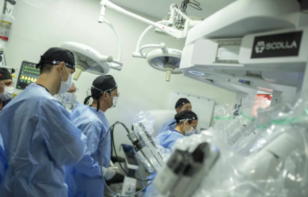 Médico opera brasileiro a 12 mil km de distância e entra para o Guinness