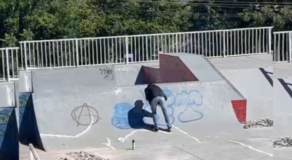 Adolescente é flagrado pichando pista de skate, em Pato Branco