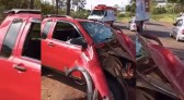 Condutor se fere após colidir veículo em árvore