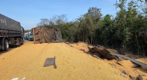 Motorista de caminhão sofre ferimentos graves após tombamento na BR-163