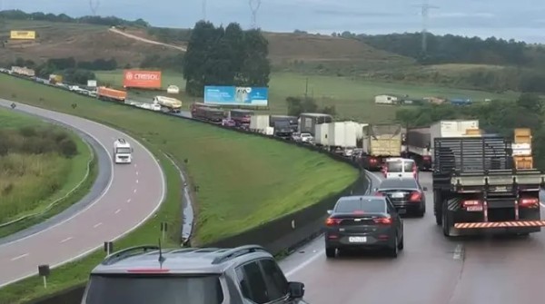 Festas de fim de ano devem intensificar movimento em rodovias e terminais do Paraná