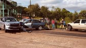 Colisão entre três veículos deixa mulher ferida