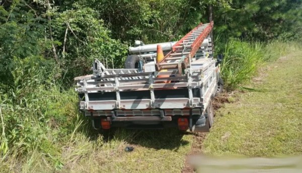 Motorista sai ileso após saída de pista na PR-483