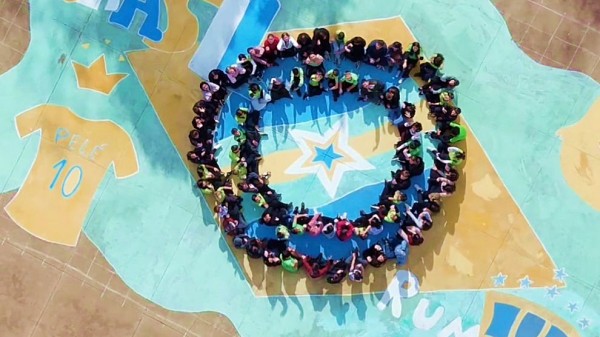 Alunos pintam quadra escolar com tema da Copa do Mundo