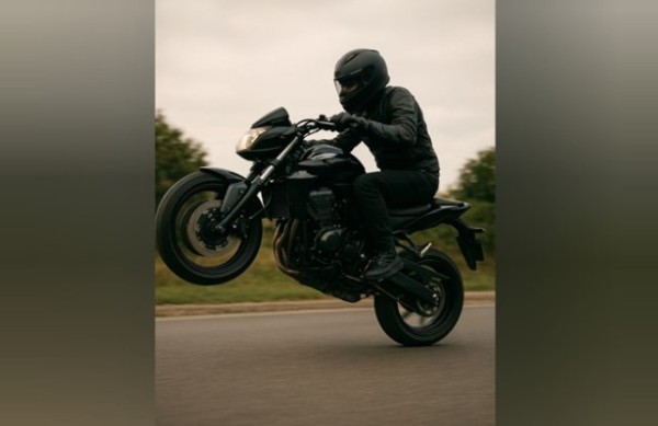 Condutor sem habilitação faz manobras perigosas e tem moto apreendida pela PM