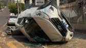 Colisão seguida de capotamento na área urbana da cidade deixa feridos